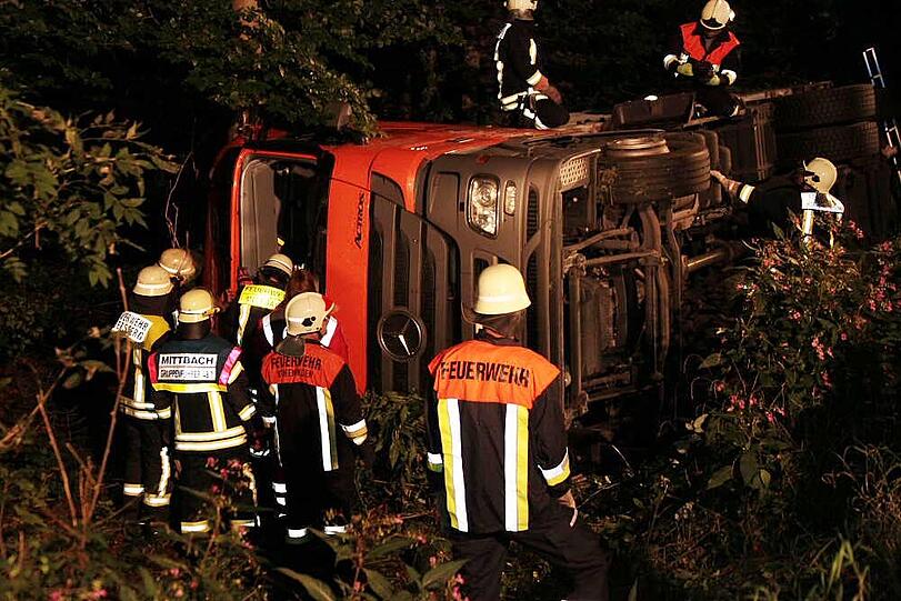 2012: Ein aus München kommender Lkw kippt auf der B12 nach rechts um, der Fahrer wird eingeklemmt. Der Mann wird in ein Krankenhaus gebracht.