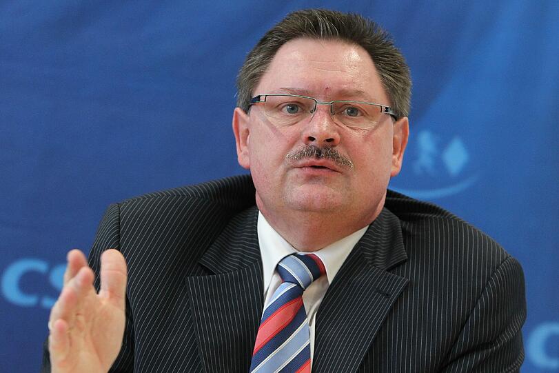 Der Sicherheits-Fachmann, Gerhard Eck (CSU), Innenstaatssekretär und CSU-Bezirksvorsitzender von Unterfranken: Zum 1. September 2000 stellte er seine Ehefrau ein. Die ist gleichzeitig Eigentümerin und Geschäftsführerin der Steigerwald-Bau GmbH. Für ihren Mann arbeitet sie bis jetzt 20 Stunden pro Woche im Stimmkreisbüro. Die Arbeitszeit war verteilt auf sieben Tage. Eck mauert und zeigte sich bis zuletzt uneinsichtig. Erst auf Druck der Staatskanzlei entschuldigte er sich halbherzig.