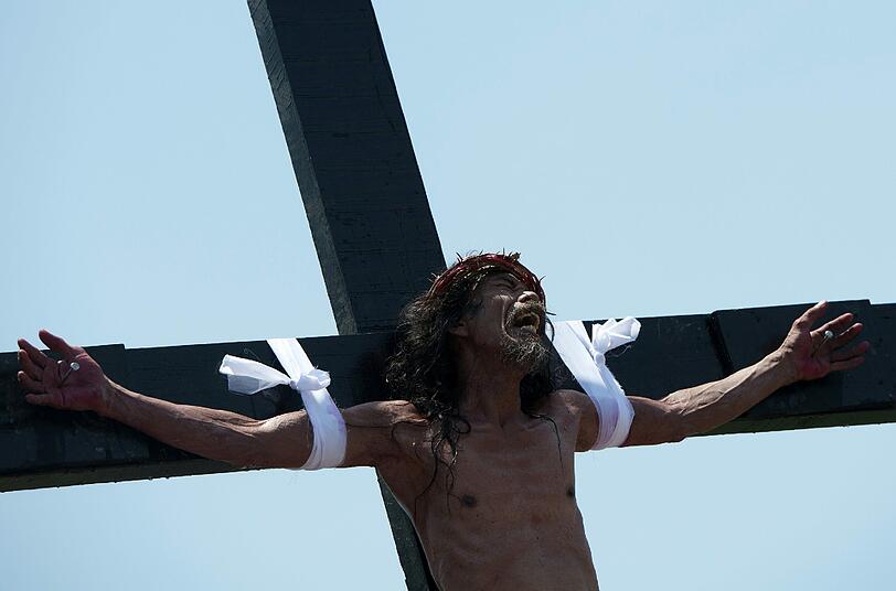 Neun Männer ließen sich in diesem Jahr am Karfreitag im philippinischen Dorf Santa Lucia ans Kreuz nageln.