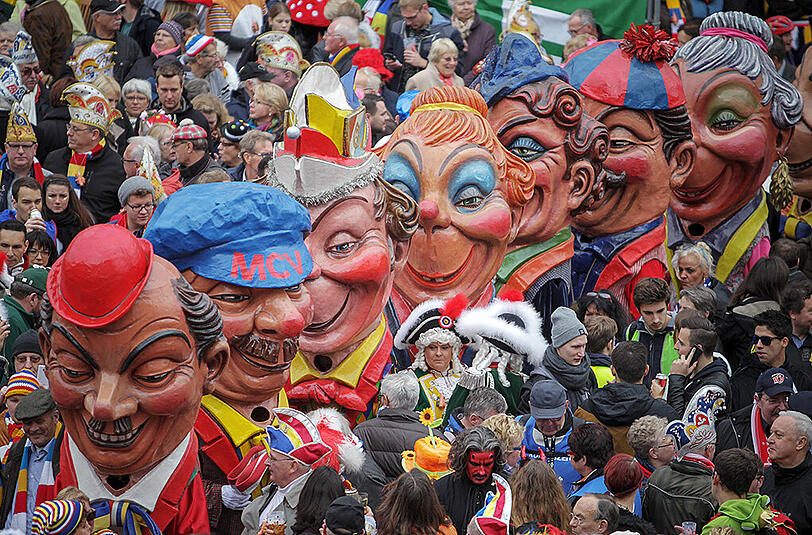 Die "Schwellköpp" des Mainzer Carneval Vereins (MCV) ziehen am 11.11.2015 zum Start der Fastnachtssaison am Fastnachtsbrunnen in Mainz (Rheinland-Pfalz) durch die feiernde Menge.