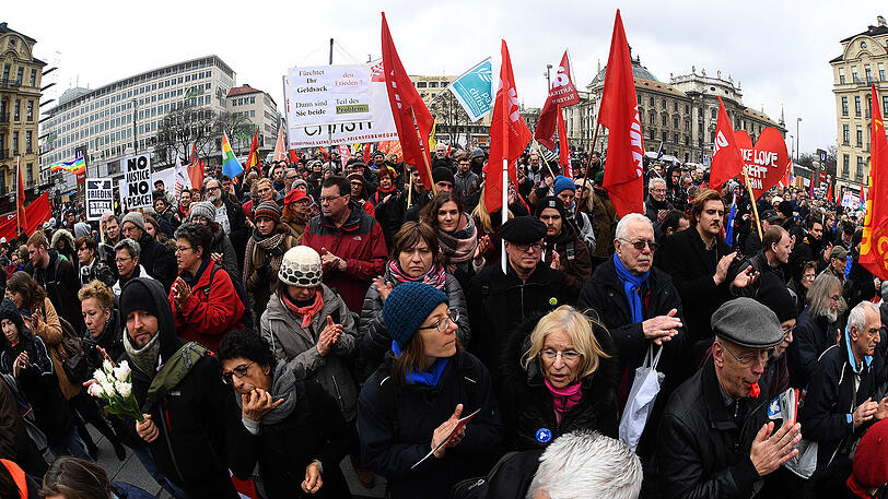 Bilder von der Siko-Gegendemo in München: Vom Stachus ging es über den Odeonsplatz zum Marienplatz. Laut Polizei haben rund 1.500 Personen teilgenommen.