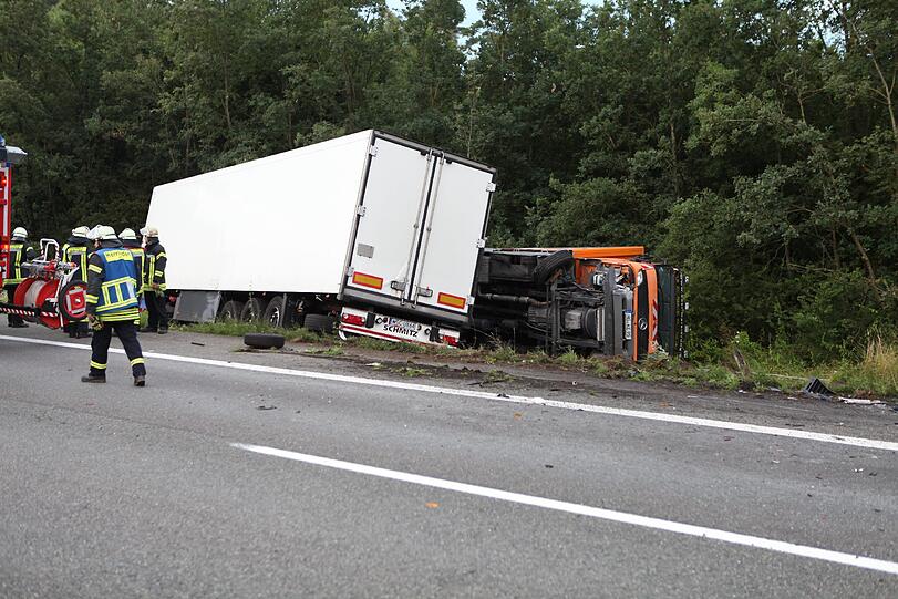 Schwerer Lkw-Unfall auf der A6 bei Ansbach endet tödlich.