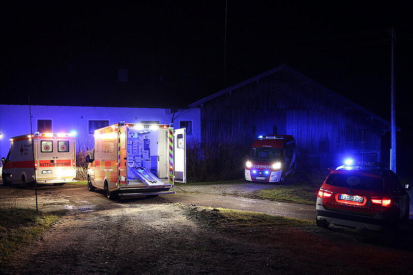 Die Fahranfängering krachte mit ihrem Auto gegen einen Holzstapel und starb. Die Bilder vom Unfallort.