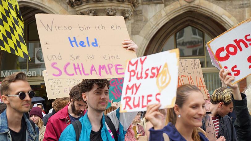 Slutwalk 2018 in München: Frauen und Männer kämpfen gemeinsam gegen Sexismus in der Gesellschaft und fordern sexuelle Selbstbestimmung für alle.