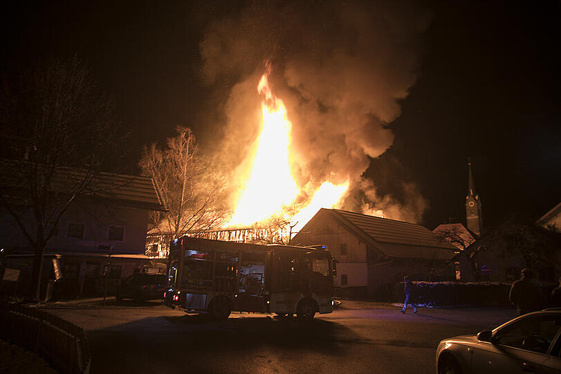 Am frühen Samstagabend stand eine Stallung in Tengling in Flammen.