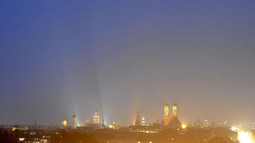 Der Nachthimmel über der Skyline von München: Von Dunkelheit kann keine Rede sein. Das schadet Menschen und Tieren.