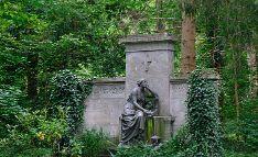 Ein Denkmal im Waldfriedhof.