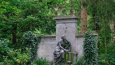 Ein Denkmal im Waldfriedhof. Ein Denkmal im Waldfriedhof.