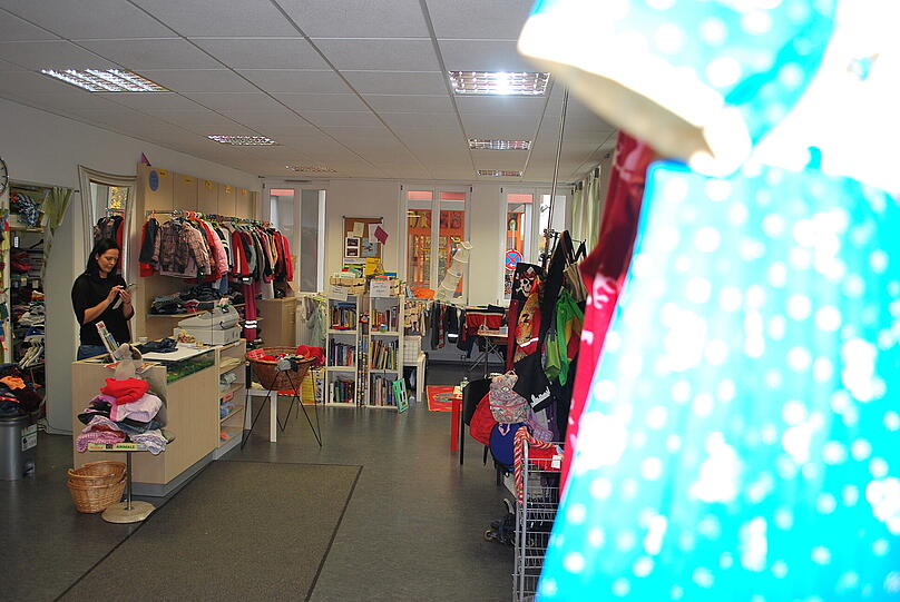 Die Diakonie betreibt im Hasenbergl einen Secondhand-Laden für Kinderkleidung.