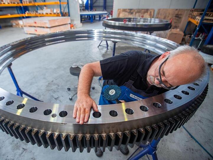 Ein Mann prüft ein Zahnrad-Außenring. Die deutsche Metall- und Elektroindustrie erwartet rund 2,2 Millionen Beschäftigte in Kurzarbeit.