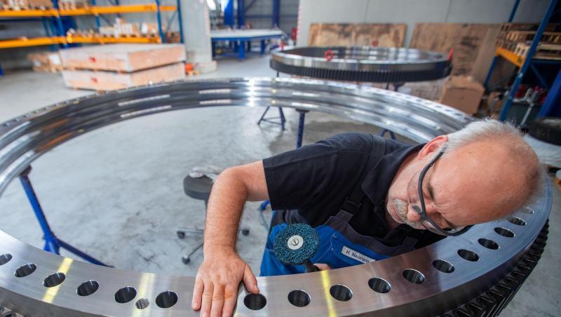 Ein Mann prüft ein Zahnrad-Außenring. Die deutsche Metall- und Elektroindustrie erwartet rund 2,2 Millionen Beschäftigte in Kurzarbeit. Ein Mann prüft ein Zahnrad-Außenring. Die deutsche Metall- und Elektroindustrie erwartet rund 2,2 Millionen Beschäftigte in Kurzarbeit.
