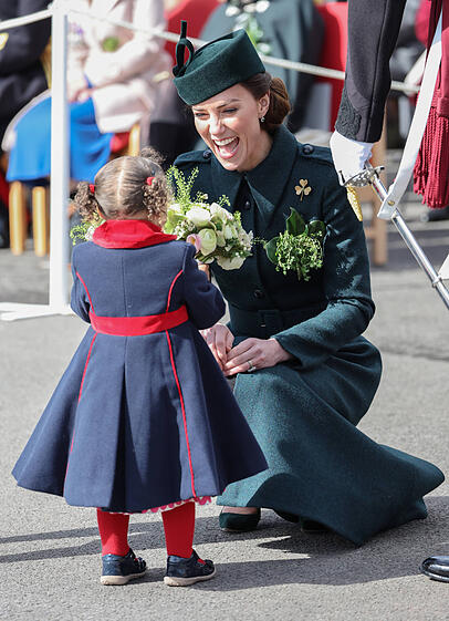 Herzogin Kate freut sich über den Besuch der kleinen Tochter des Gardisten.