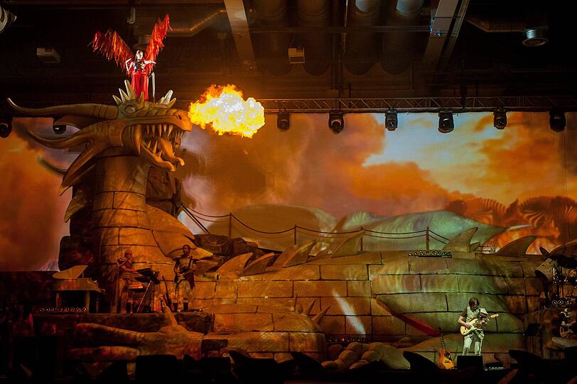 Andrea Berg performt während des Auftritts auf einem 16 Meter hohen Drachen.
