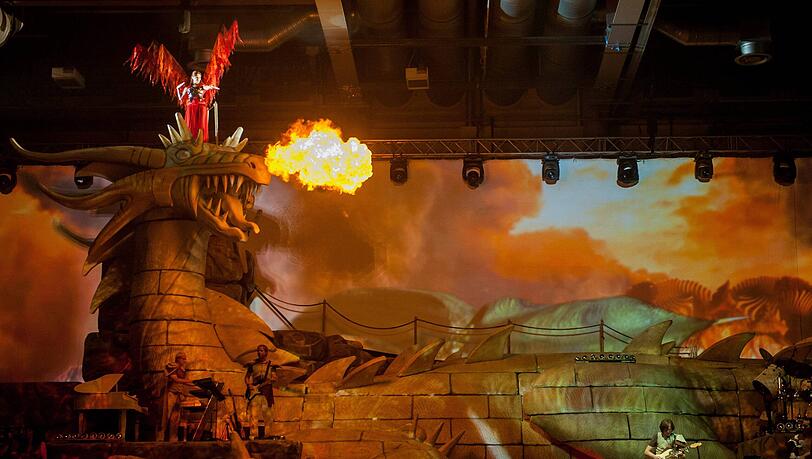 Andrea Berg performt während des Auftritts auf einem 16 Meter hohen Drachen. Andrea Berg performt während des Auftritts auf einem 16 Meter hohen Drachen.