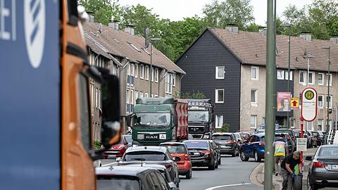Eine regelrechte Verkehrslawine qu&auml;lte sich vier Jahre lang mitten durch L&uuml;denscheid. (Archivbild)