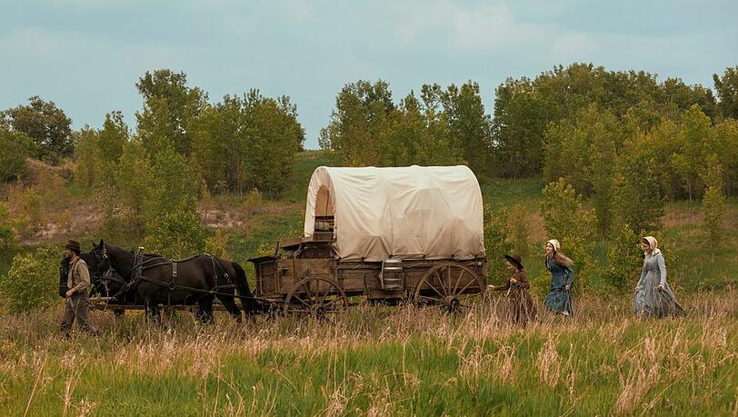 Auf der Suche nach einem neuen Zuhause: Die Familie Ingalls im "Unsere kleine Farm"-Reboot von Netflix. Auf der Suche nach einem neuen Zuhause: Die Familie Ingalls im "Unsere kleine Farm"-Reboot von Netflix.