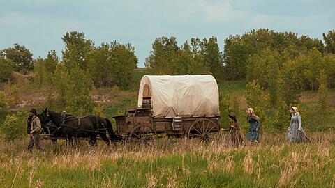 Auf der Suche nach einem neuen Zuhause: Die Familie Ingalls im "Unsere kleine Farm"-Reboot von Netflix.