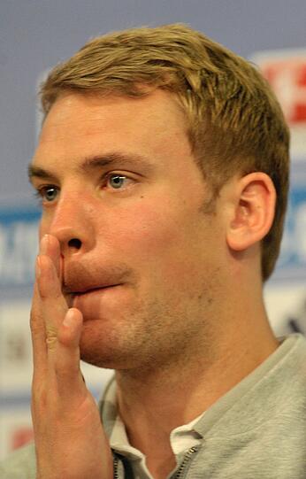 Manuel Neuer mit feuchten Augen bei der Pressekonferenz