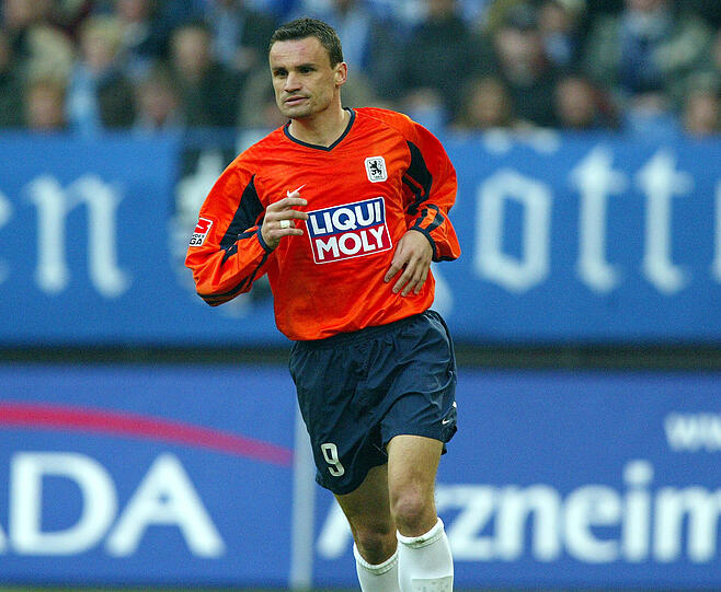 Martin Max trägt die orangene "Warn-Weste" zum Auswärtsspiel. Die meisten Spieler sind wohl froh, das derartige Farb-Experimente derzeit nicht vorkommen. In diesen Shirts landen die Löwen am Ende auf Platz Zehn.