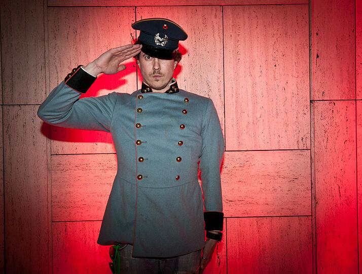 Verrückt, verrückter, "Drella": Endlich hat Münchens Party-Szene mal etwas anderes als 0815-Clubs zu bieten. Die Nachtleben-Macher der benachbarten Abtanz- und Absturz-Adresse 089-Bar - Max Braunmiller, Christian und Andreas Haidinger, Gino Cicciarella, Martin Putz und Tommy Welcker - haben offensichtlich ihre schrägen Ideen gebündelt und ins "Call me Drella" gesteckt - sehen Sie hier die Bilder der ersten Partynacht...