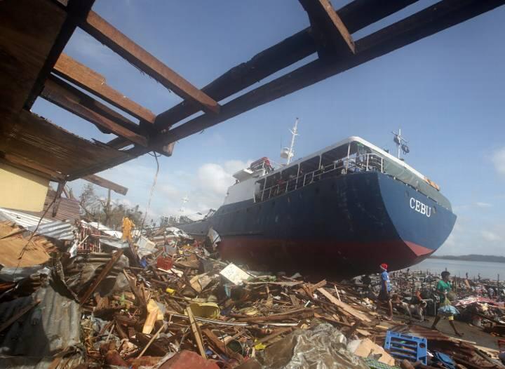 Unfassbare Zerstörung: In Tacloban wurde ein Schiff an Land geworfen. Es liegt jetzt auf den Trümmern von Wohnhäusern.