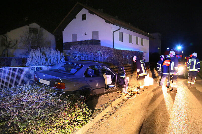 Der Fahrer landete unsanft mit seinem Auto im Gartenzaun.