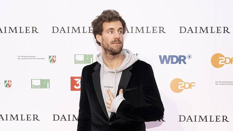 Luke Mockridge auf dem roten Teppich beim Grimme-Preis