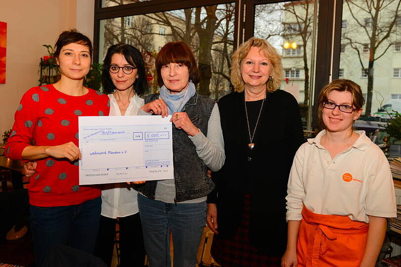 Glückliche Gesichter im wohnwerk bei der Scheckübergabe(von links): Nina Fiva Sonnenberg, Eva-Sophie Koch, Dr. Barbara Birkner (alle Koch-
Ebersperger-Stiftung) sowie Monika Kargl und eine Auszubildende vom wohnwerk. Der Verein möchte Menschen mit Behinderung in den allgemeinen Arbeitsmarkt
integrieren.