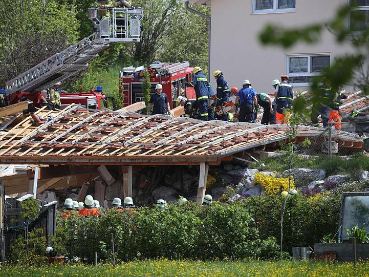 Einsatzkräfte räumen an einem zerstörten Haus Schutt beiseite. Foto: Karl-Josef Hildenbrand