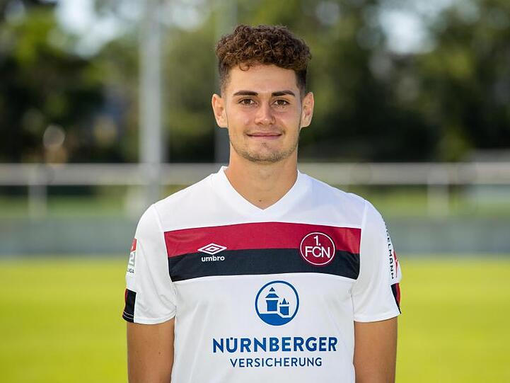 Alexander Fuchs steht beim Training neben dem Platz. Foto: Daniel Karmann/dpa/Archivbild