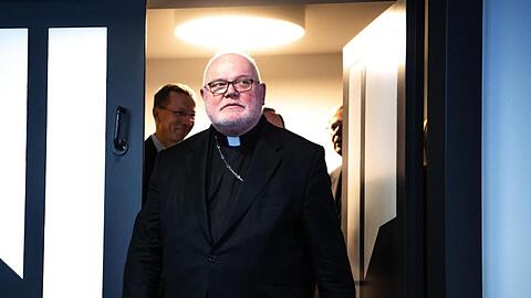 Kardinal Reinhard Marx kommt zu einer Pressekonferenz. Foto: Andreas Arnold/dpa/Archivbild