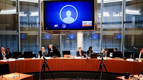 Teilnehmer kommen zur Sitzung des Bundestags-Untersuchungsausschusses zum Bilanzskandal Wirecard zusammen.