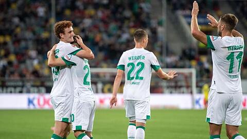 Bremens Doppeltorschütze Joshua Sargent (l-r), Romano Schmid, Niklas Schmidt und Niclas Füllkrug jubeln nach dem Treffer zum 0:1.