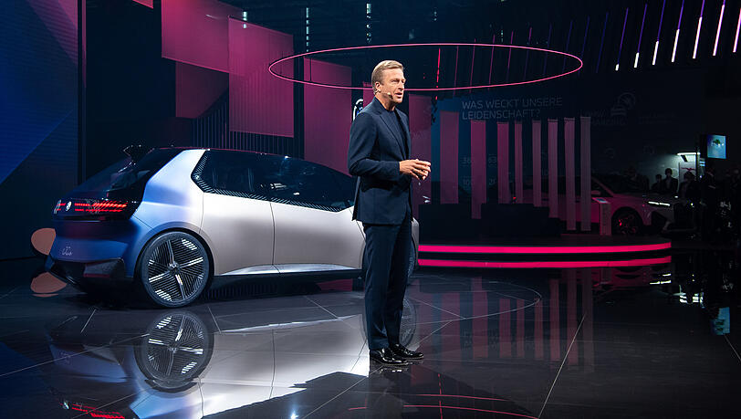Oliver Zipse, Vorstandsvorsitzender der BMW AG, präsentiert vor Beginn der Internationalen Automobil-Ausstellung (IAA Mobility) den "BMW i Vision Circular".