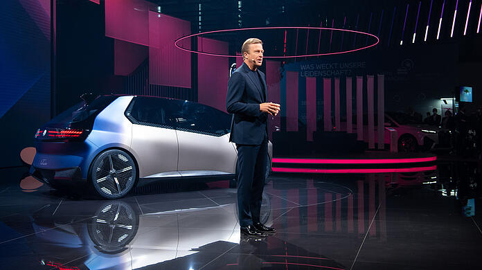 Oliver Zipse, Vorstandsvorsitzender der BMW AG, präsentiert vor Beginn der Internationalen Automobil-Ausstellung (IAA Mobility) den "BMW i Vision Circular".