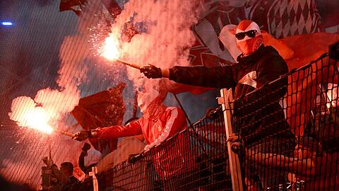 Bayern-Fans zünden Pyrotechnik.