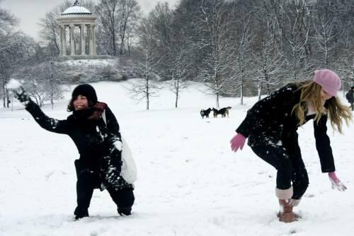 Lustig, so eine Schneeballschlacht - und zu Weihnachten würde sie noch mehr Spaß machen.