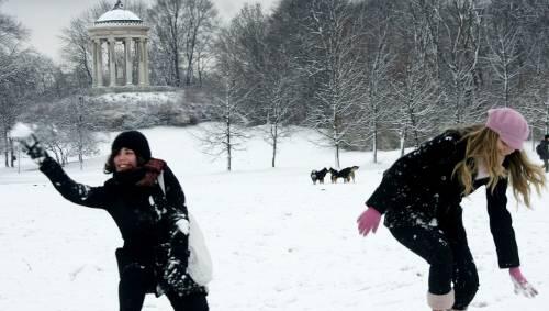 Lustig, so eine Schneeballschlacht - und zu Weihnachten würde sie noch mehr Spaß machen. Lustig, so eine Schneeballschlacht - und zu Weihnachten würde sie noch mehr Spaß machen.