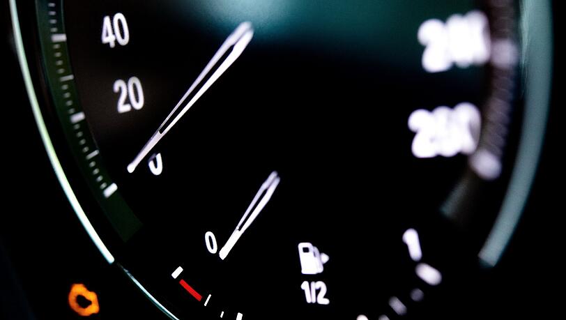 Es ist eine häufige Betrugsmasche: Angeblich ist der Tank leer und ein Autofahrer braucht dringend Geld für Benzin. (Symbolbild)