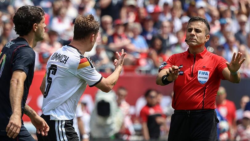 Joshua Kimmich diskutiert beim WM-Testspiel gegen die USA mit dem Schiedsrichter - in diesem Fall ohne VAR-Unterstützung. Joshua Kimmich diskutiert beim WM-Testspiel gegen die USA mit dem Schiedsrichter - in diesem Fall ohne VAR-Unterstützung.