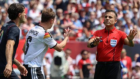 Joshua Kimmich diskutiert beim WM-Testspiel gegen die USA mit dem Schiedsrichter - in diesem Fall ohne VAR-Unterstützung. Joshua Kimmich diskutiert beim WM-Testspiel gegen die USA mit dem Schiedsrichter - in diesem Fall ohne VAR-Unterstützung.