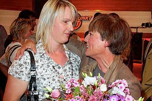 Lass dich drücken! Hilde Gerg (l.) im Arm von Rosi Mittermaier.