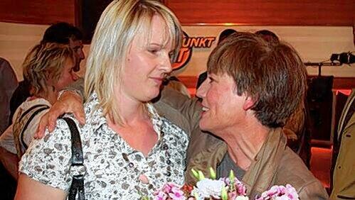 Lass dich drücken! Hilde Gerg (l.) im Arm von Rosi Mittermaier. Lass dich drücken! Hilde Gerg (l.) im Arm von Rosi Mittermaier.
