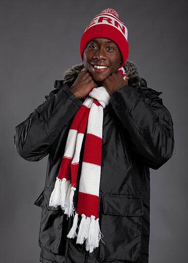 Nie mehr im Stadion bibbern: David Alaba in Steppjacke, Mütze und Schal.