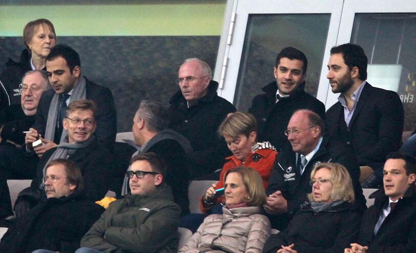 Sven-Göran Eriksson nimmt auf der Tribüne der Allianz Arena Platz, sieht das Spiel des TSV 1860 München gegen Paderborn