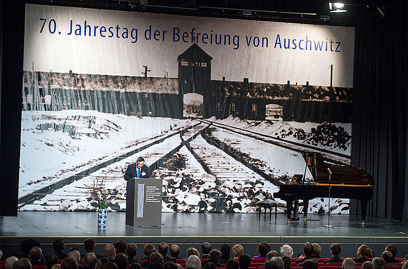 Der Auschwitz-Überlebende Marian Turski spricht bei der zentralen Auftaktveranstaltung des weltweiten Gedenkens zum 70. Jahrestag der Befreiung des Konzentrationslagers Auschwitz in Berlin.