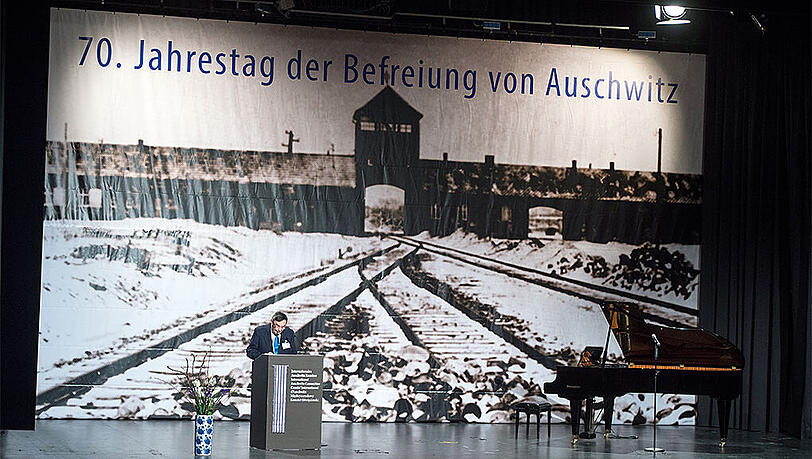 Der Auschwitz-Überlebende Marian Turski spricht bei der zentralen Auftaktveranstaltung des weltweiten Gedenkens zum 70. Jahrestag der Befreiung des Konzentrationslagers Auschwitz in Berlin. Der Auschwitz-Überlebende Marian Turski spricht bei der zentralen Auftaktveranstaltung des weltweiten Gedenkens zum 70. Jahrestag der Befreiung des Konzentrationslagers Auschwitz in Berlin.