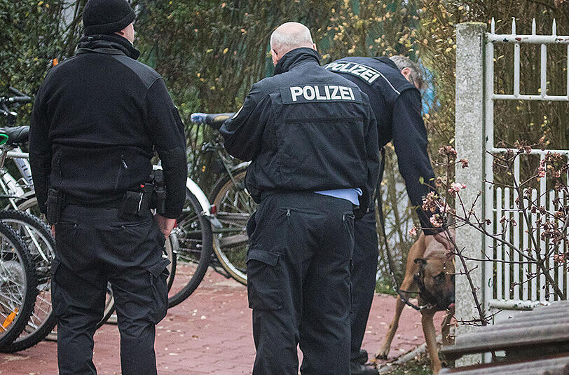 Bilder vom Tatort in Dreieich: In der Nacht auf Montag wurde hier eine Flüchtlingsunterkunft beschossen.