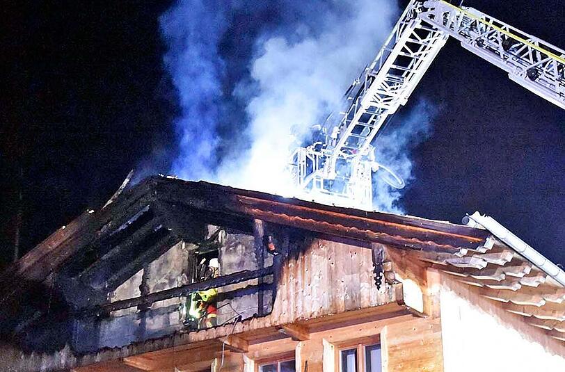 Bilder vom Dachstuhlbrand in Irschenberg. Vermutlich sorgte eine Zigarettenkippe für das Feuer.