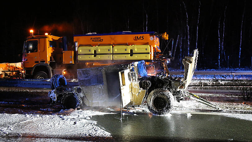 Nachdem der in Flammen stehende Hummer unkontrolliert über die Autobahn gerollt war, brannte er an der Mittelleitplanke völlig aus. Die Bilder.